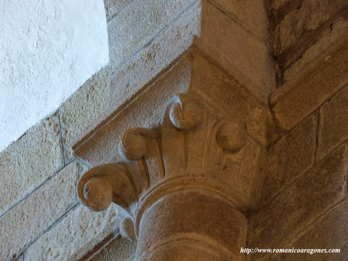 CAPITEL DEL INTERIOR DEL TEMPLO